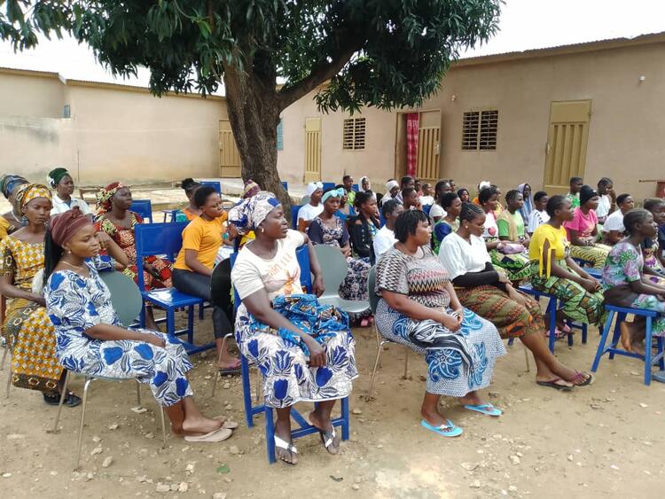 À l’occasion du mois d’Octobre Rose, l’ONG Barika a organisé une campagne de sensibilisation sur le cancer du sein à l’intention des jeunes filles et des femmes mariées. Cette campagne s’est tenue au centre de couture Déborah de Souncthirantikou, à Natitingou.